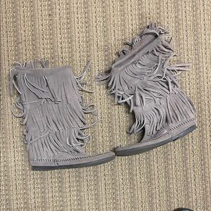 🩶Minnetonka Gray Fringe Boots/Moccasins 6 🩶